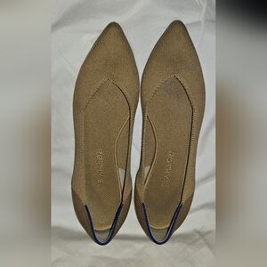 Used Light Beige Pointed Toe Flats with Slip-On Design and Soft Material💙